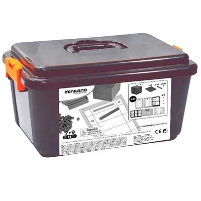 Caixa preta com tampa e fechos laranja contendo kit Miniland para construção