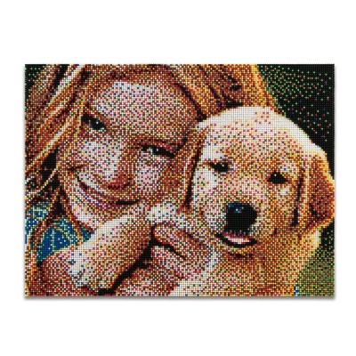 Mosaico colorido de rapariga loira com cãozinho amarelo claro