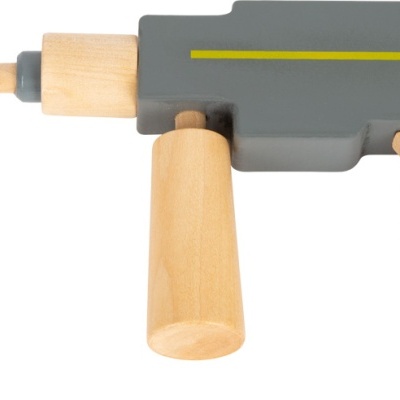 Pistola de brinquedo para games com corpo cinza e madeira clara e parafusos amovíveis de madeira.