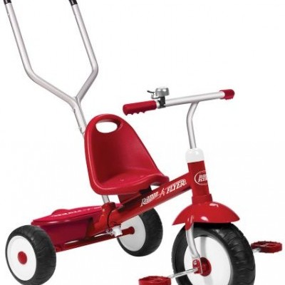 Triciclo infantil vermelho com estrutura metálica prateada e pneus pretos