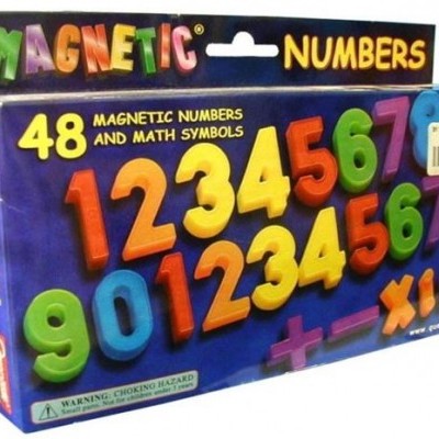 Caixa de conjunto MAGNETIC NUMBERS com 48 números e símbolos magnéticos coloridos