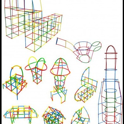 Estruturas coloridas infantis feitas de tubos em várias formas sobre fundo branco.