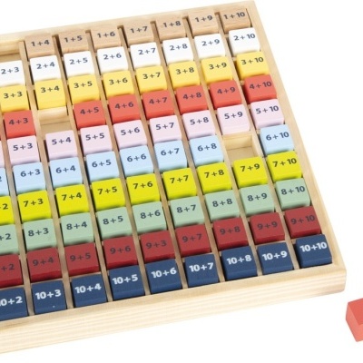 Jogo educativo de cubos de madeira coloridos com somas e estrutura de madeira