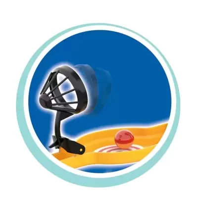 Brinquedo de percurso para bolas colorido com várias peças e funções em fundo azul.