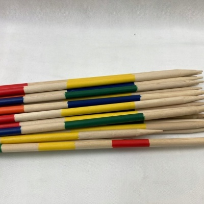 Pauzinhos de madeira coloridos para jogo sobre fundo branco