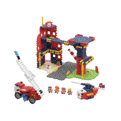 Brinquedo de construção com estrutura de bombeiros, carro de bombeiros, helicóptero e quatro figuras humanas.