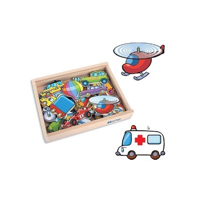 Peças de madeira de veículos coloridos numa caixa de madeira