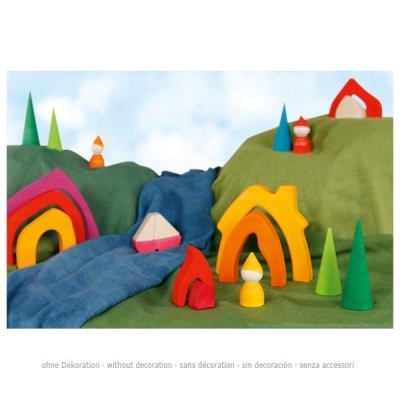 Brinquedos de madeira coloridos dispostos sobre tecidos simulando paisagem com colinas e rio