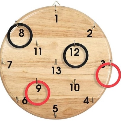 Tabuleiro redondo de madeira com números, ganchos e argolas coloridas