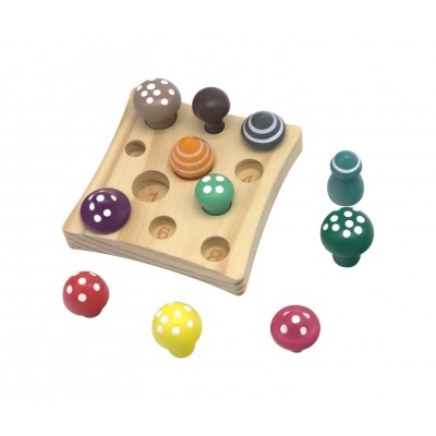 Peças de madeira em forma de cogumelos coloridos com base quadrada de madeira clara.