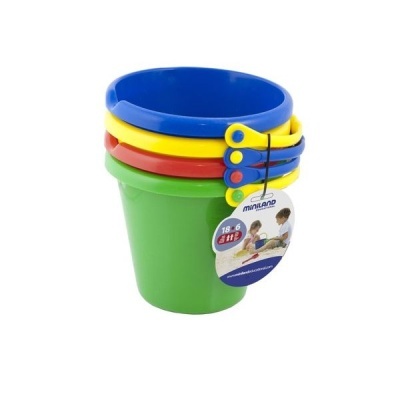 Conjunto de baldes coloridos de plástico para crianças.