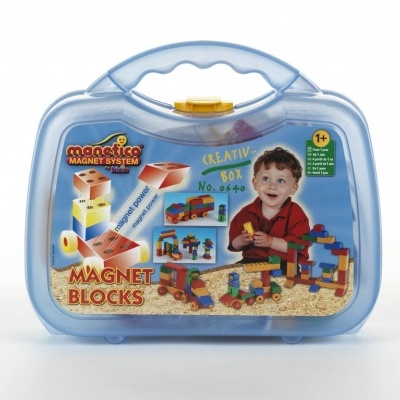 Caixa de brinquedo Magnético Magnet Blocks azul com criança e texto no rótulo