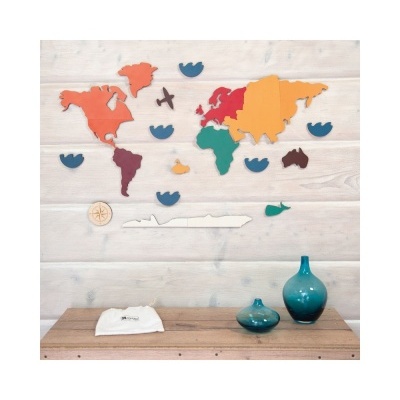 Mapa-múndi de madeira colorida na parede com vasos azuis na prateleira