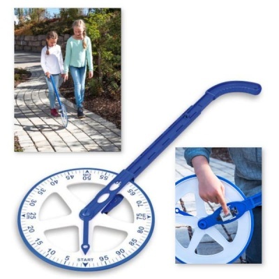 Roda de medição azul e branca com escala numérica e pega longa azul usada em calçada