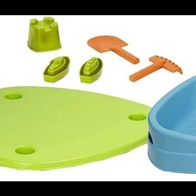 Conjunto de brinquedos de praia coloridos em plástico