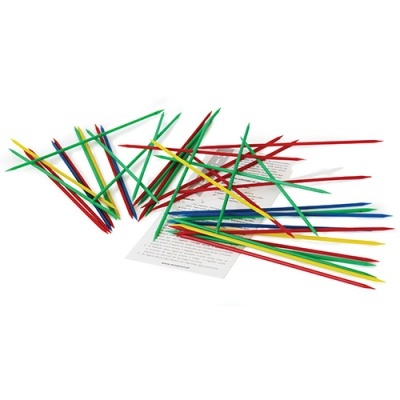 Palitos de madeira coloridos e folhas de papel