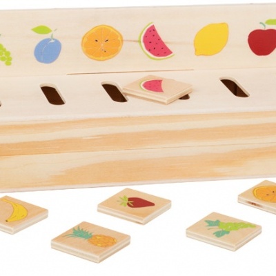 Jogo educativo de madeira com peças de frutas coloridas e caixa clara.