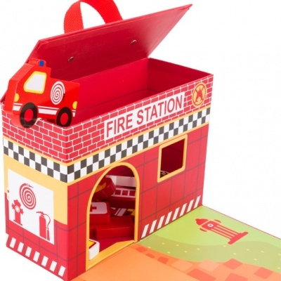 Caixa de armazenamento vermelha com tema de estação de bombeiros e tampa aberta