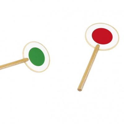 Sinais de madeira com círculos vermelho e verde em fundo branco