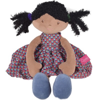 Boneca de pano com vestido azul e cabelo preto encaracolado