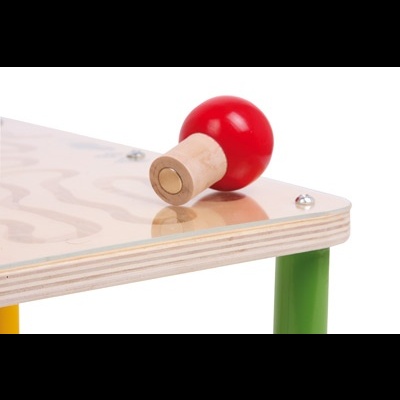 Mesa infantil em madeira clara com pino vermelho e pernas verdes