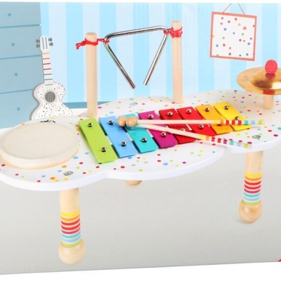 Mesa musical infantil branca com instrumentos coloridos num cenário claro