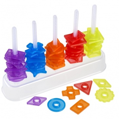 Brinquedo de empilhar peças coloridas em plástico translúcido com base branca.