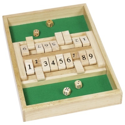 Jogo de tabuleiro de madeira com peças numeradas e dados