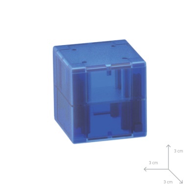 Caixa cúbica azul translúcida de plástico com 3 cm de lado