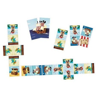 Cartas infantis coloridas com desenhos de piratas, navios e baús do tesouro em fundo azul