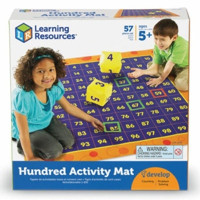 Caixa do jogo Hundred Activity Mat da Learning Resources com crianças e dados grandes amarelos no tabuleiro colorido