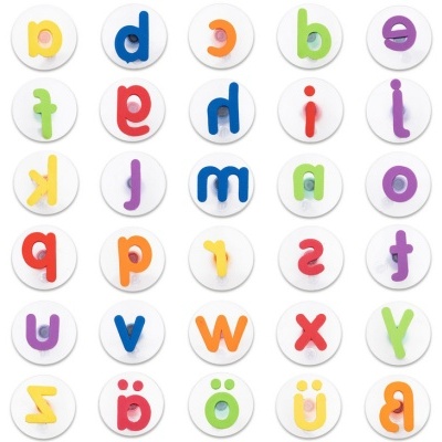 Letras do alfabeto coloridas em peças redondas brancas organizadas em grade