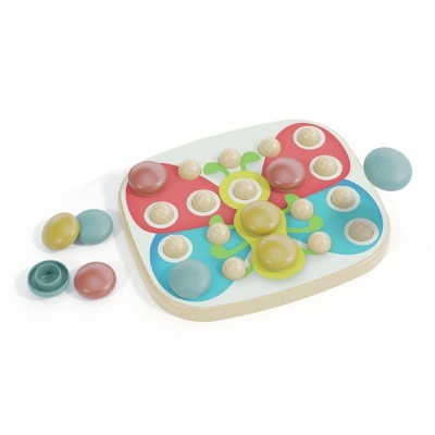 Tabuleiro de madeira colorido em forma de borboleta com peças redondas de madeira