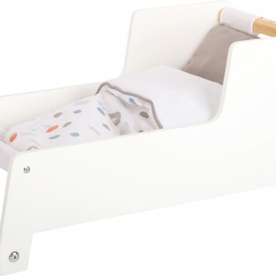 Berço branco de madeira com roupa de cama colorida em fundo branco