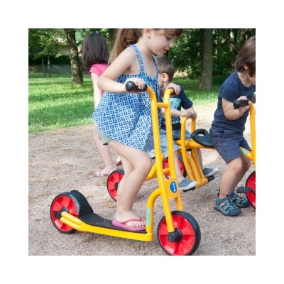 Crianças usando trotinetes amarelas com rodas vermelhas em parque