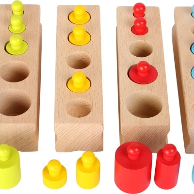 Blocos de madeira coloridos para encaixe em painéis de madeira natural