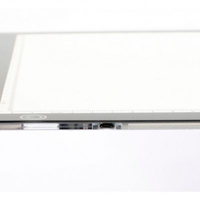 Mesa digitalizadora branca e preta com conector USB