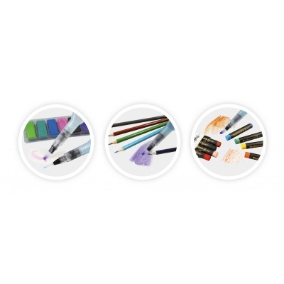 Materiais artísticos como pincéis de água, lápis de cor e pastéis com amostras de cores.