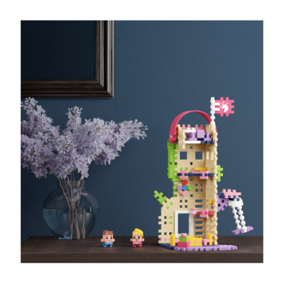 torre feita de blocos plásticos coloridos com figuras e vaso de flores lilases