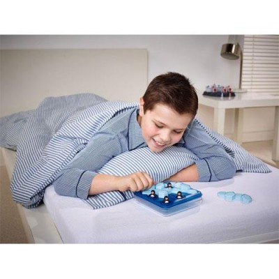 Menino a jogar jogo de estratégia na cama com roupa azul às riscas