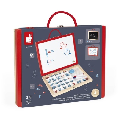 Conjunto educativo de letras magnéticas com quadro branco e caixa de madeira em embalagem azul escura.