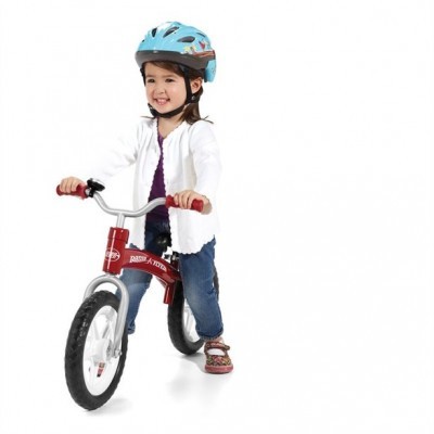 Criança com capacete azul em bicicleta de equilíbrio vermelha