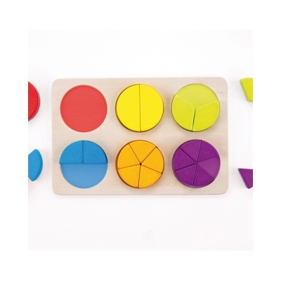 Jogo educativo de madeira com círculos coloridos divididos sobre base clara