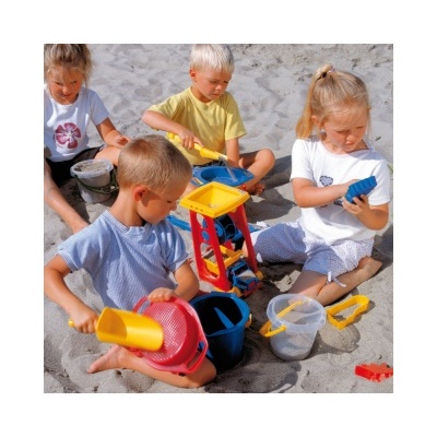 Crianças a brincar com brinquedos de praia e areia.