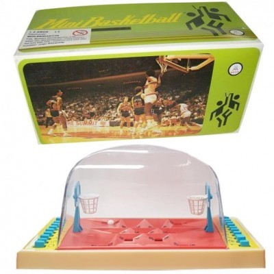 Jogo de mesa Quik Basketball com mini cestas e cobertura transparente e caixa com imagem de jogo de basquetebol