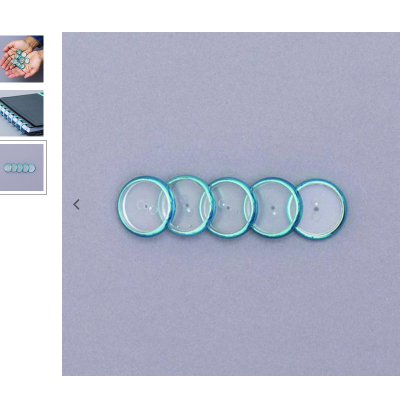 Cinco botões redondos transparentes com borda azul clara alinhados sobre superfície cinzenta