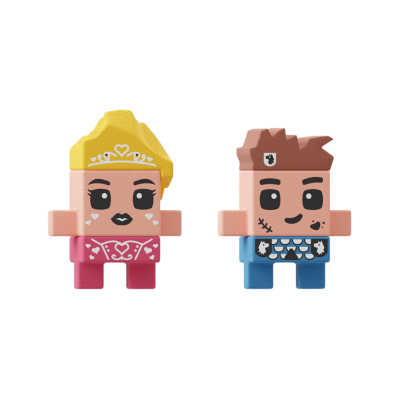 Dois bonecos de blocos coloridos com roupas e detalhes distintos