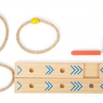 Kit de jogo de lançamento com cordas, peças coloridas e prancha de madeira com setas