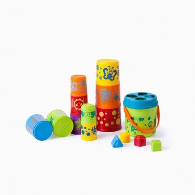 Conjunto colorido de brinquedos de encaixe de plástico para crianças com copos empilháveis e balde com tampa e alça