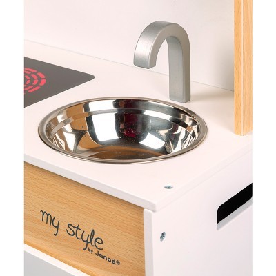 Brinquedo de cozinha em madeira branca com lava-loiça metálico redondo e placa de fogão preta